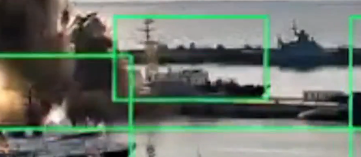 Captura de pantalla del momento en el que los drones alcanzan el submarino