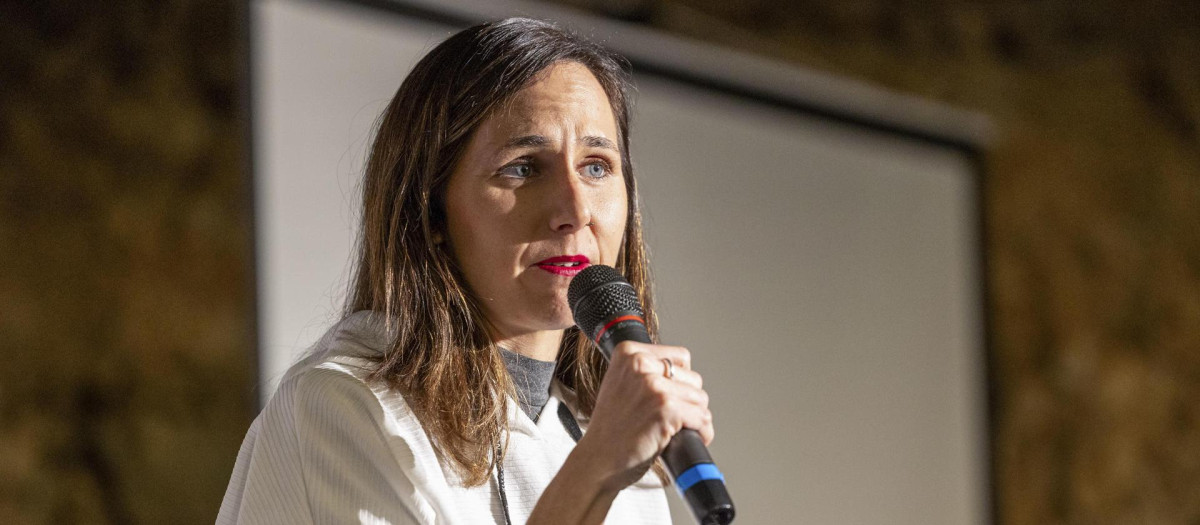 La líder de Podemos Ione Belarra durante un acto de campaña de la candidata de Unidas por Extremadura a la Presidencia de la Junta de Extremadura, Irene de Miguel