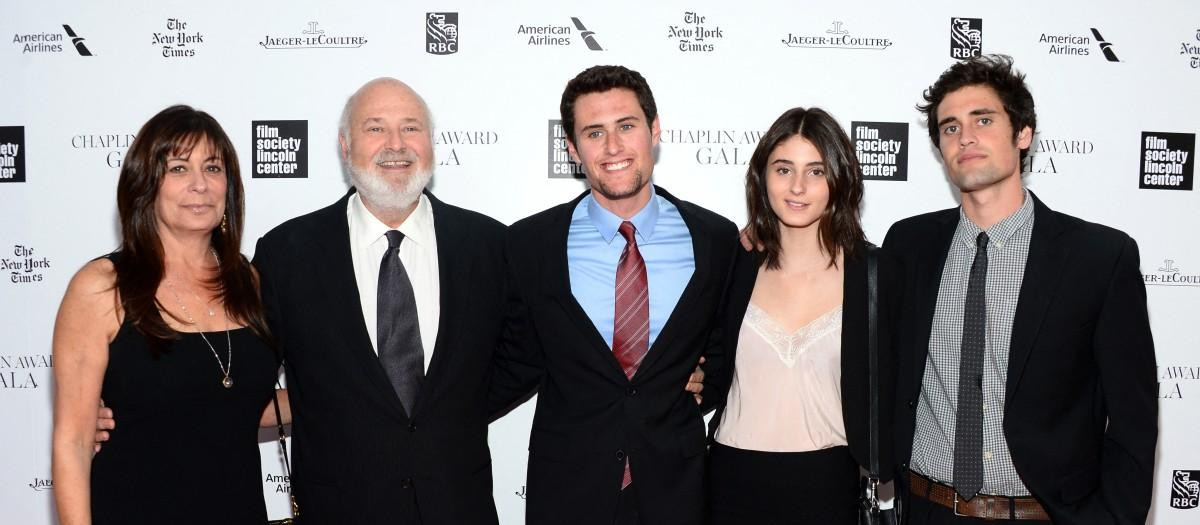 Rob Reiner posa con su familia en la 41.ª Gala Anual de los Premios Chaplin. El último empezando por la derecha es Nick Reiner