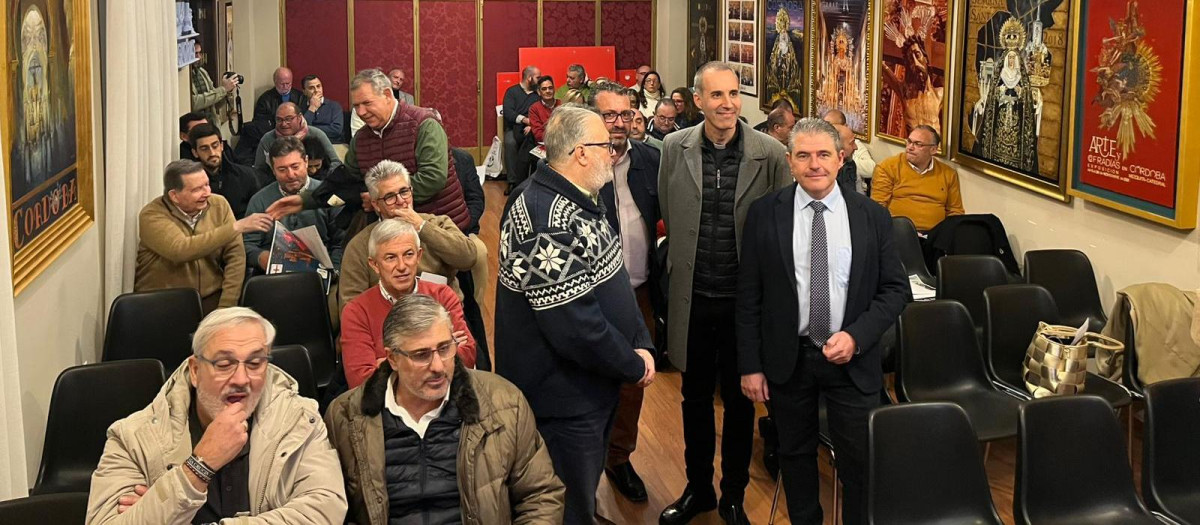 Asamblea de hermanos mayores que ha aprobado los nuevos estatutos de la Agrupación