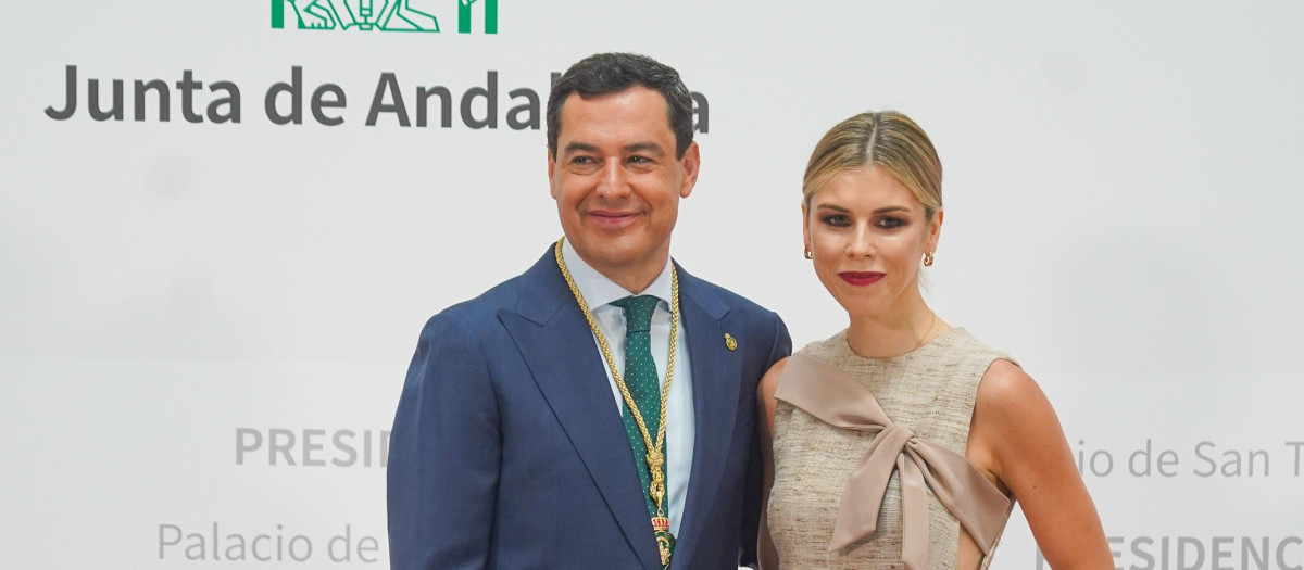 El presidente de la Junta de Andalucía, Juanma Moreno, junto a su esposa, Manuela Villena, en una imagen de archivo (archivo)
