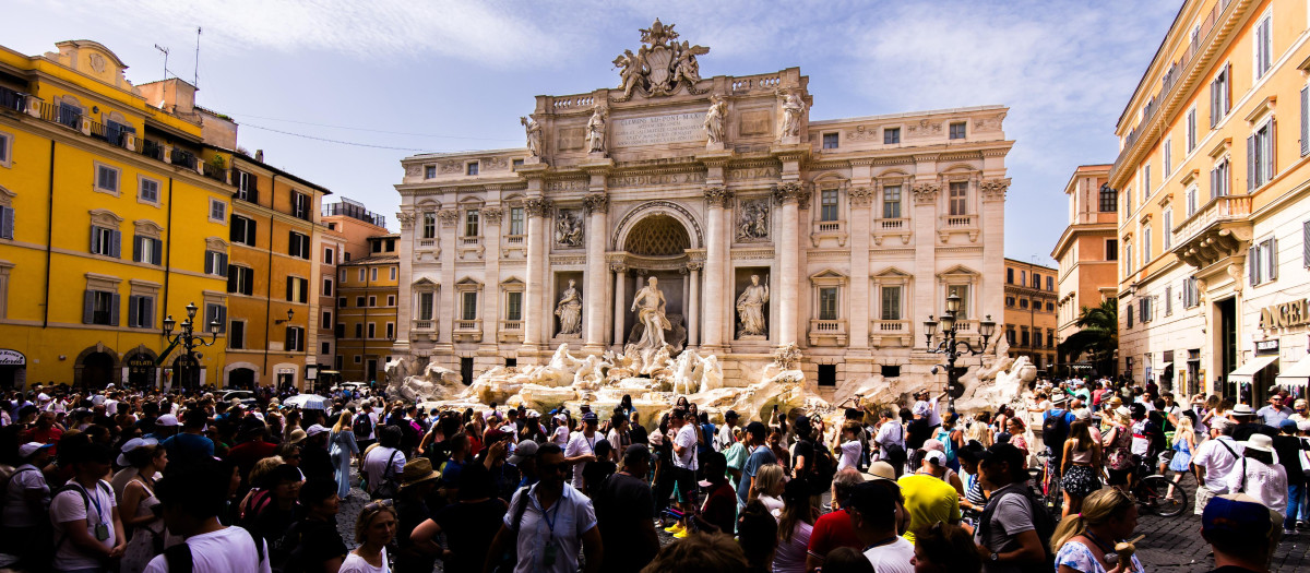 Aglomeraciones junto a la Fontana de Trevi en Roma