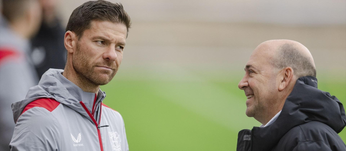Xabi Alonso charla con Fernando Carro durante un entrenamiento con el Leverkusen