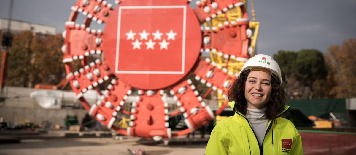 Ayuso con la tuneladora de la Línea 11 de Metro
