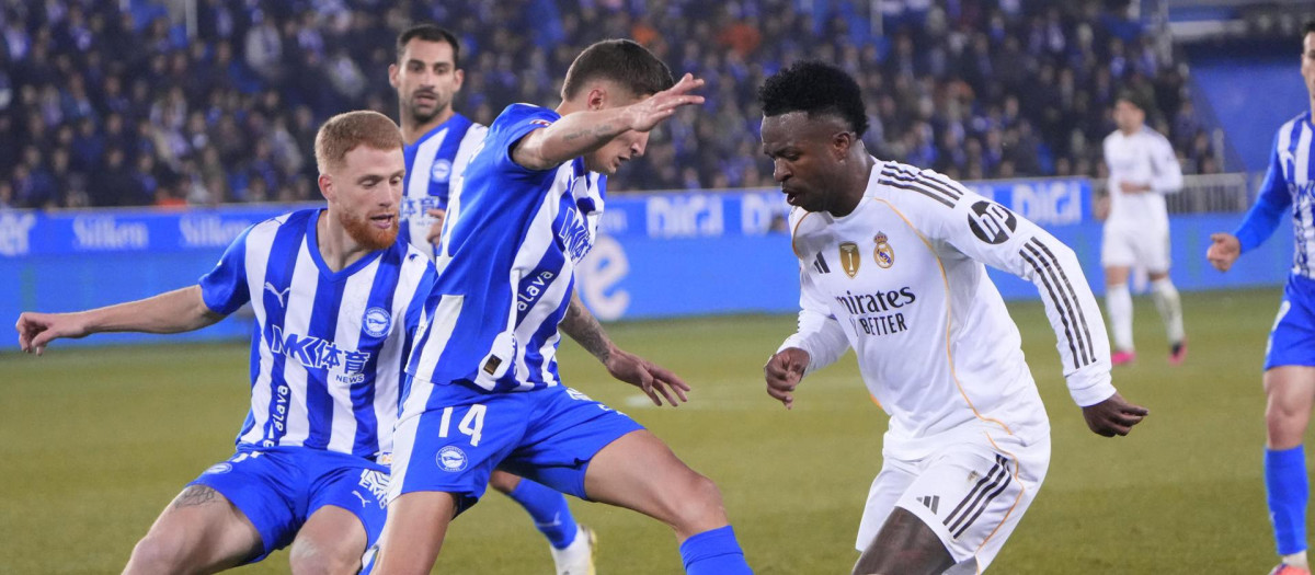 Vinicius Jr. (d) lucha con Nahuel Tenaglia en el Alavés - Real Madrid