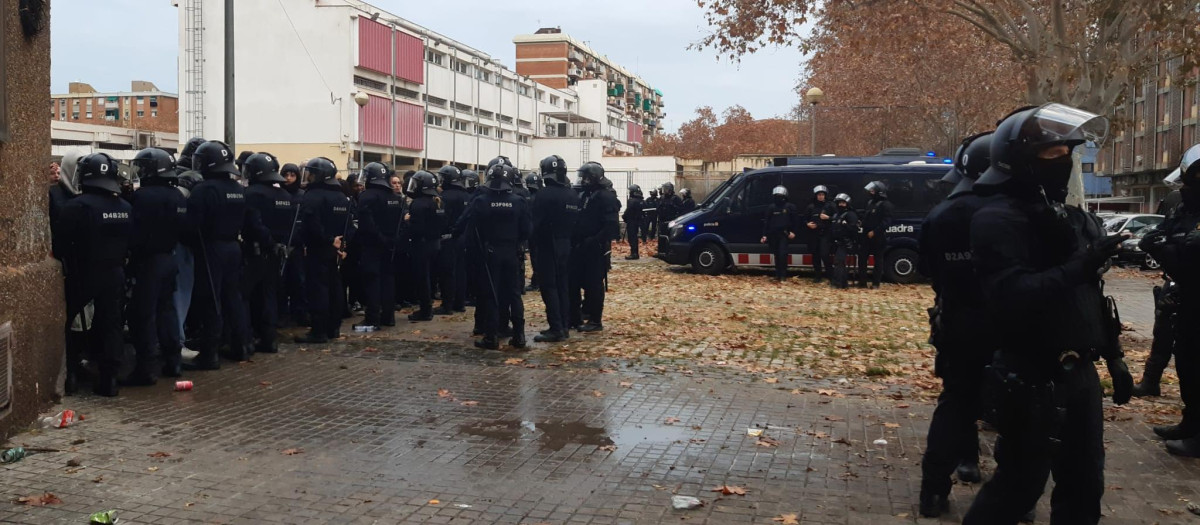 Desalojo en marcha en el antiguo Instituto B9 de Badalona