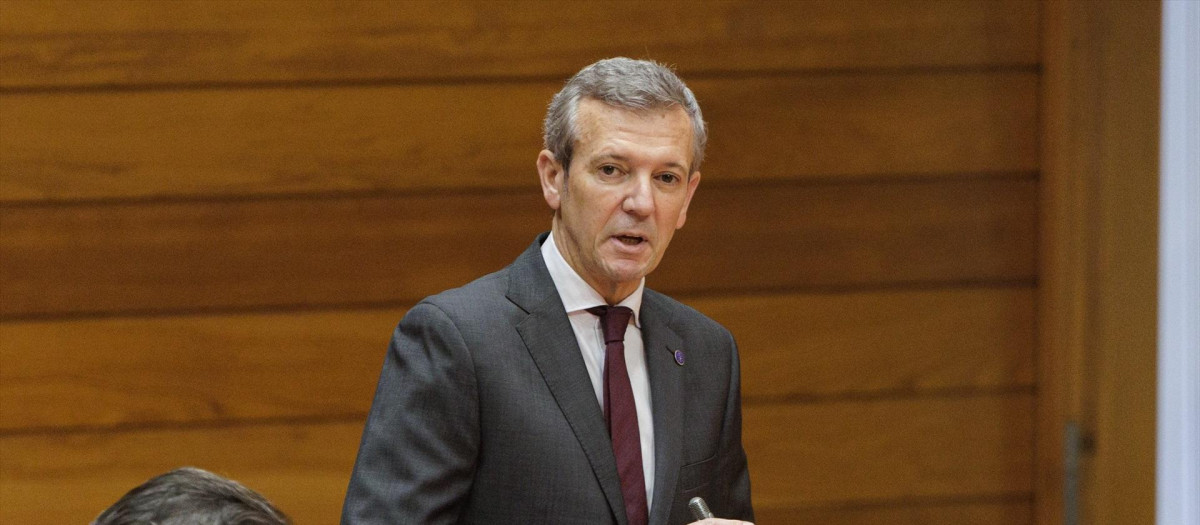 El presidente de la Xunta, Alfonso Rueda, durante el pleno del Parlamento