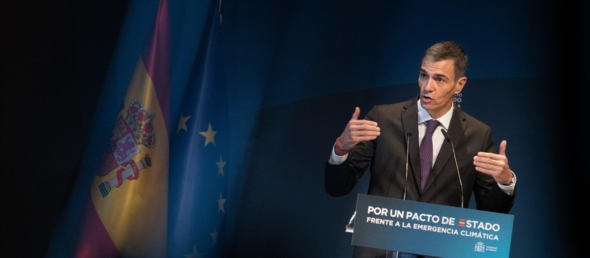 El presidente del Gobierno, Pedro Sánchez, clausura el acto de 'Avanzando en el Pacto de Estado frente a la Emergencia Climática' en el Círculo de Bellas Artes