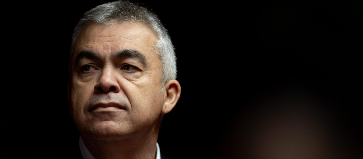 El ex secretario de Organización del PSOE Santos Cerdán a su llegada a la Comisión de Investigación del ‘caso Koldo’, en el Senado, a 17 de diciembre de 2025, en Madrid (España). Cerdán comparece ante la comisión casi un mes después de salir de prisión, donde permaneció cinco meses tras la publicación de un informe de la Unidad Central Operativa (UCO) de la Guardia Civil que le situaba como epicentro de una presunta trama corrupta de cobro de mordidas a cambio de adjudicaciones de obra pública. Se trata de la segunda ocasión en la que comparece ya que fue interrogado por este foro hace unos meses cuando estaba al frente de la secretaría de Organización del PSOE.

Eduardo Parra / Europa Press
17/12/2025