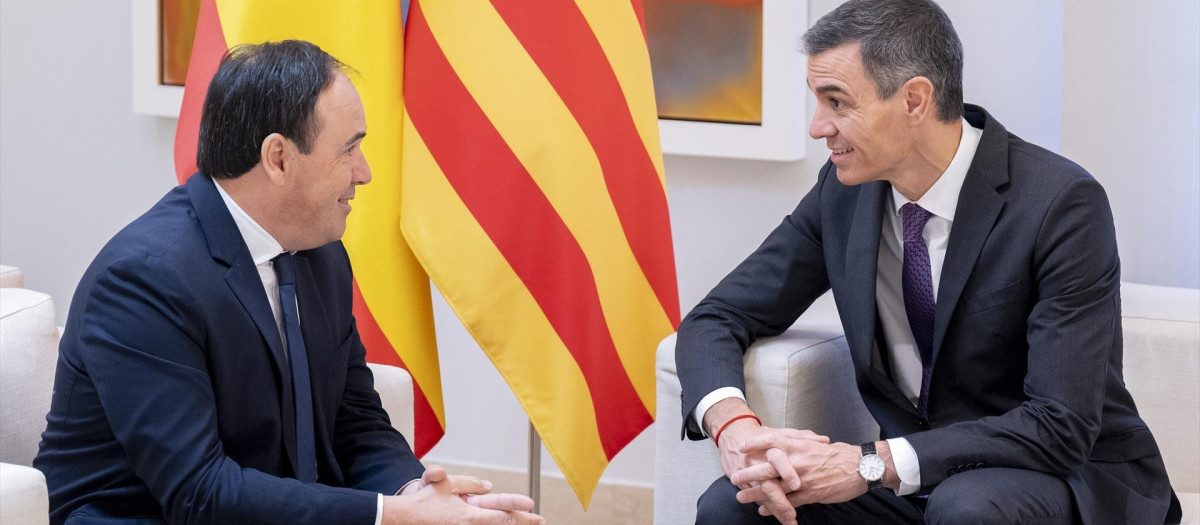 Imagen tomada este miércoles de Juanfran Pérez Llorca y Pedro Sánchez en el Palacio de La Moncloa