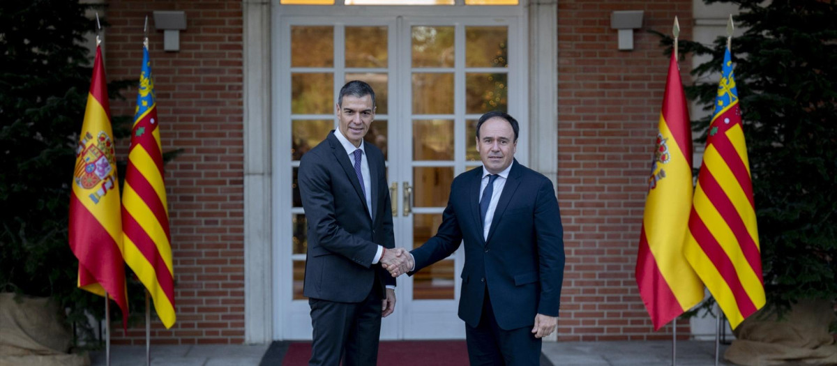 Imagen tomada este miércoles de Juanfran Pérez Llorca y Pedro Sánchez en la entrada del Palacio de La Moncloa