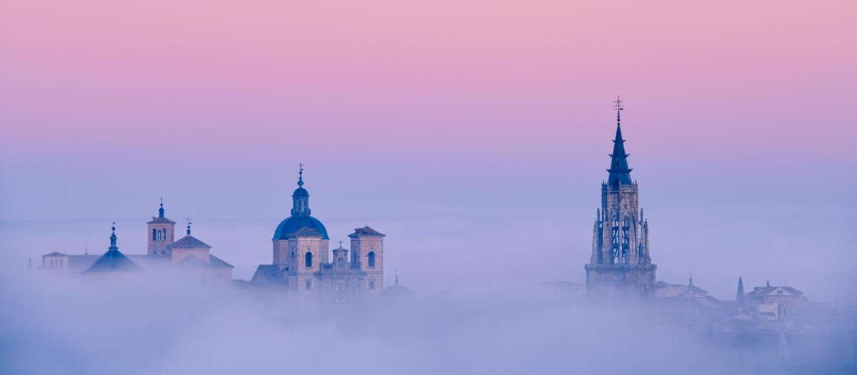 Toledo bajo la niebla