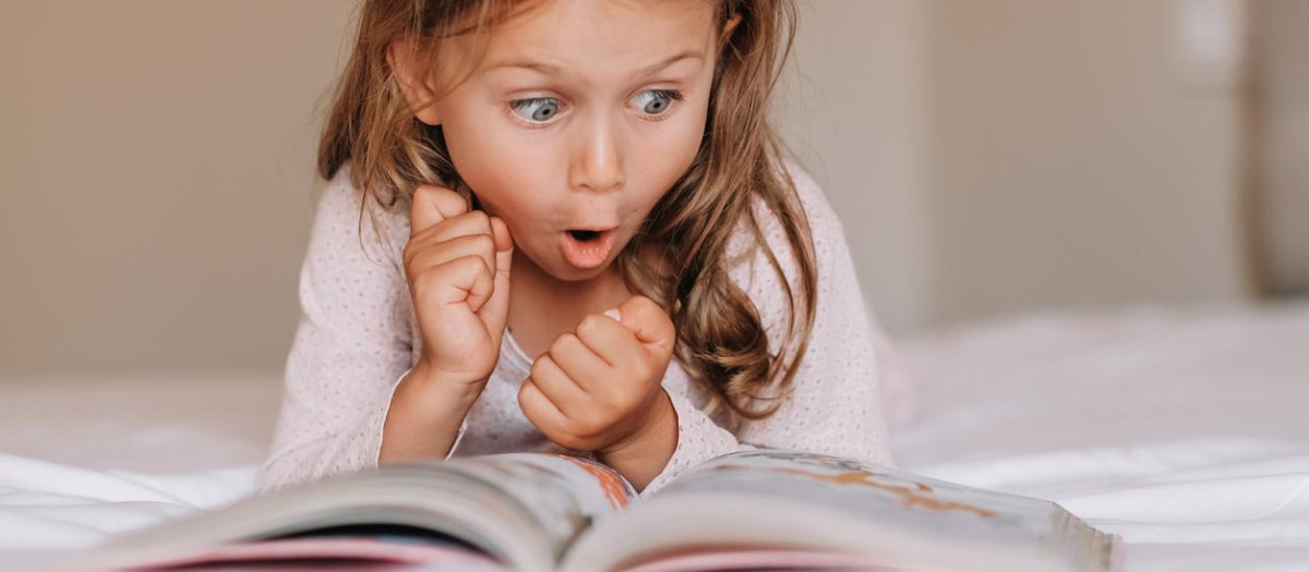 Una niña leyendo
