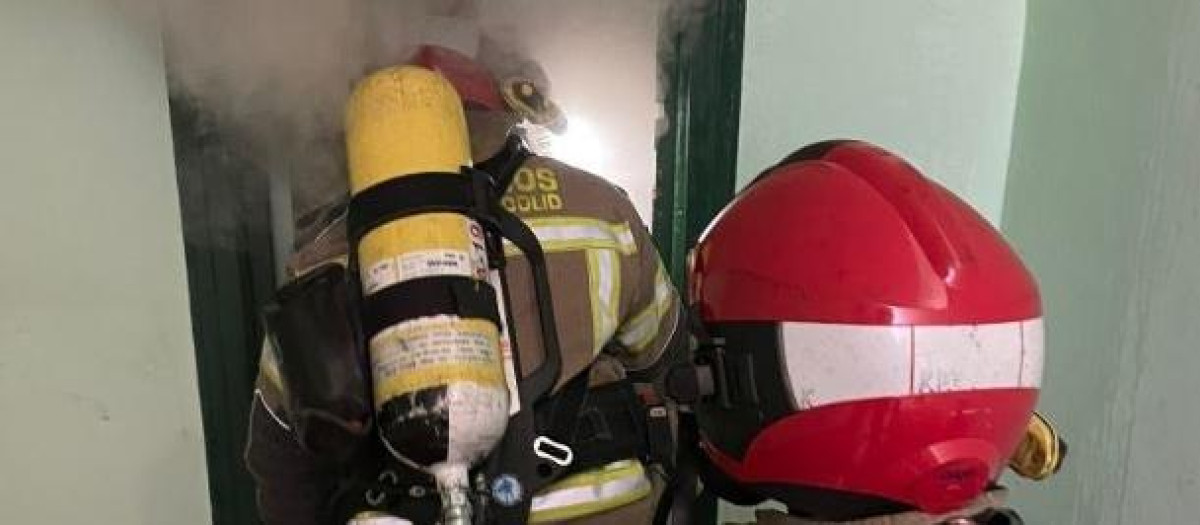 Los bomberos de Valladolid, en el incendio declarado en el colegio Francisco de Quevedo.

REMITIDA / HANDOUT por BOMBEROS DE VALLADOLID
Fotografía remitida a medios de comunicación exclusivamente para ilustrar la noticia a la que hace referencia la imagen, y citando la procedencia de la imagen en la firma
20/6/2022