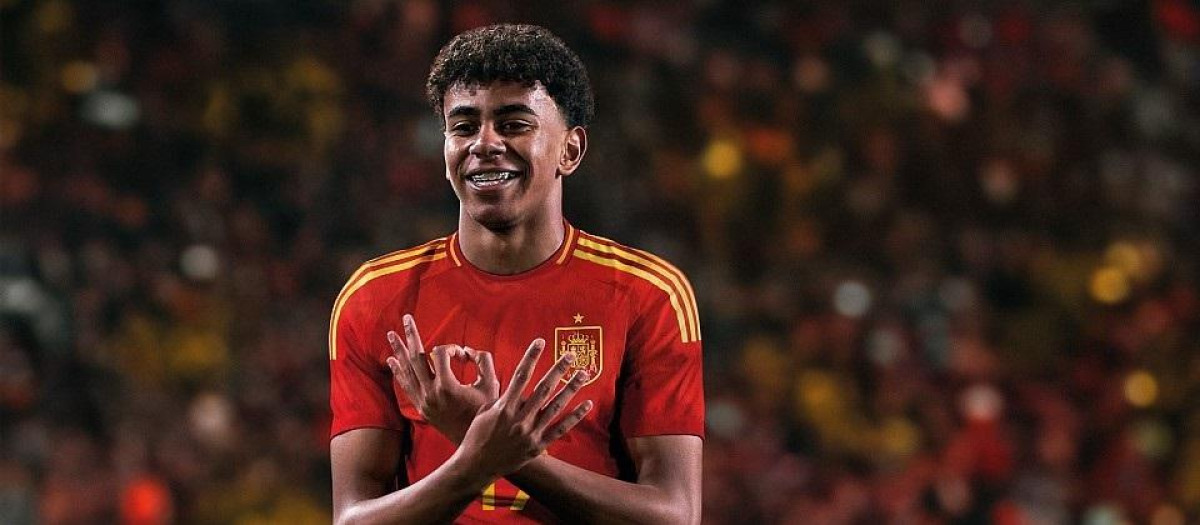 (Foto de ARCHIVO)
El internacional español Lamine Yamal con la primera equipación de la selección española en la Eurocopa de fútbol de Alemania de 2024.

REMITIDA / HANDOUT por RFEF
Fotografía remitida a medios de comunicación exclusivamente para ilustrar la noticia a la que hace referencia la imagen, y citando la procedencia de la imagen en la firma
20/6/2024