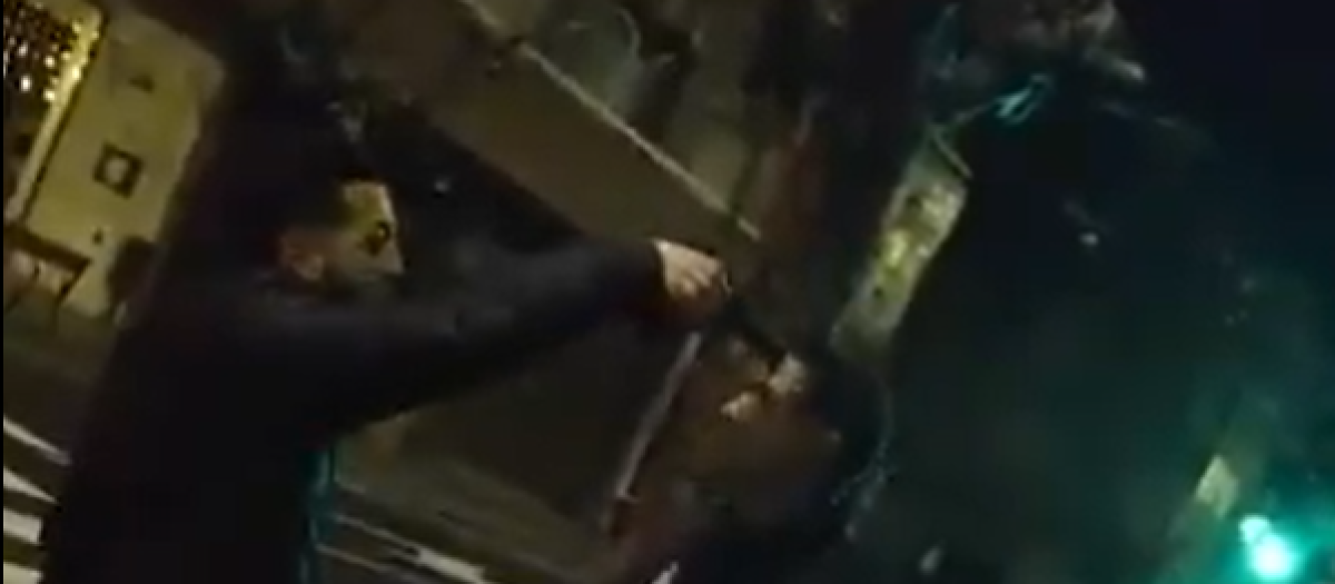 Fragmento del vídeo donde aparece un hombre apuntando a otro en León