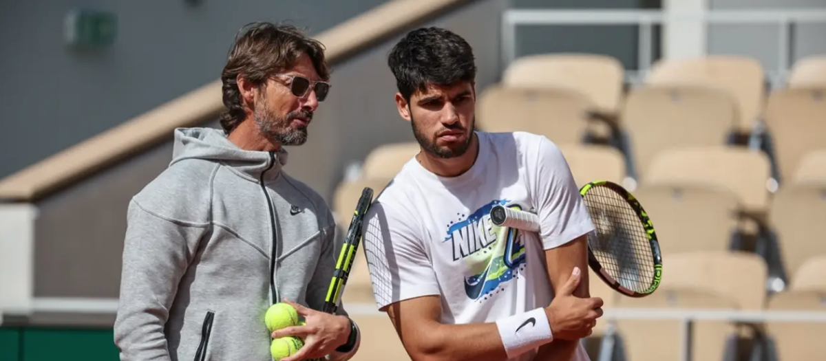 Carlos Alcaraz y Juan Carlos Ferrero, en un entrenamiento en Roland Garros