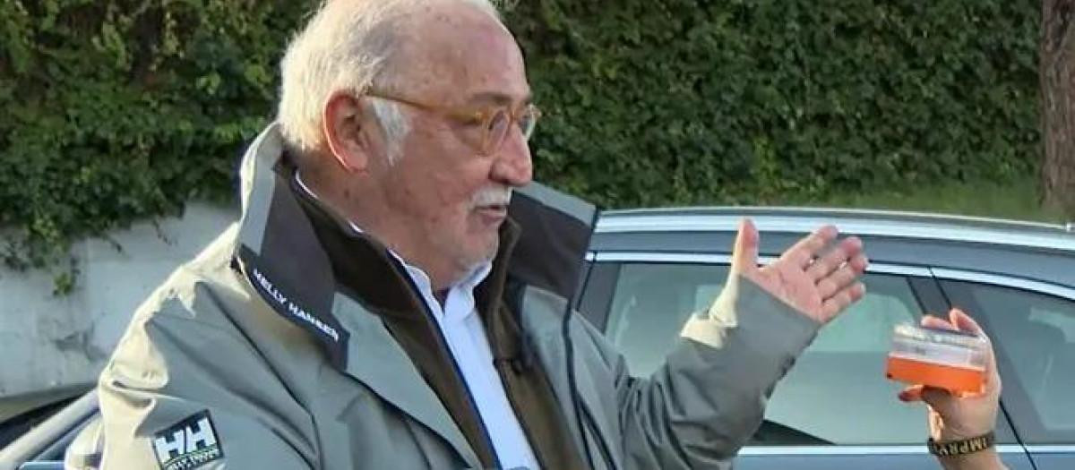 Pere Navarro junto a un dispositivo V16 en una entrevista reciente