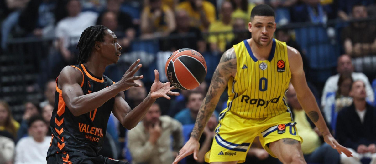 Partido de Euroliga entre Maccabi Tel Aviv y Valencia Basket en Jerusalén