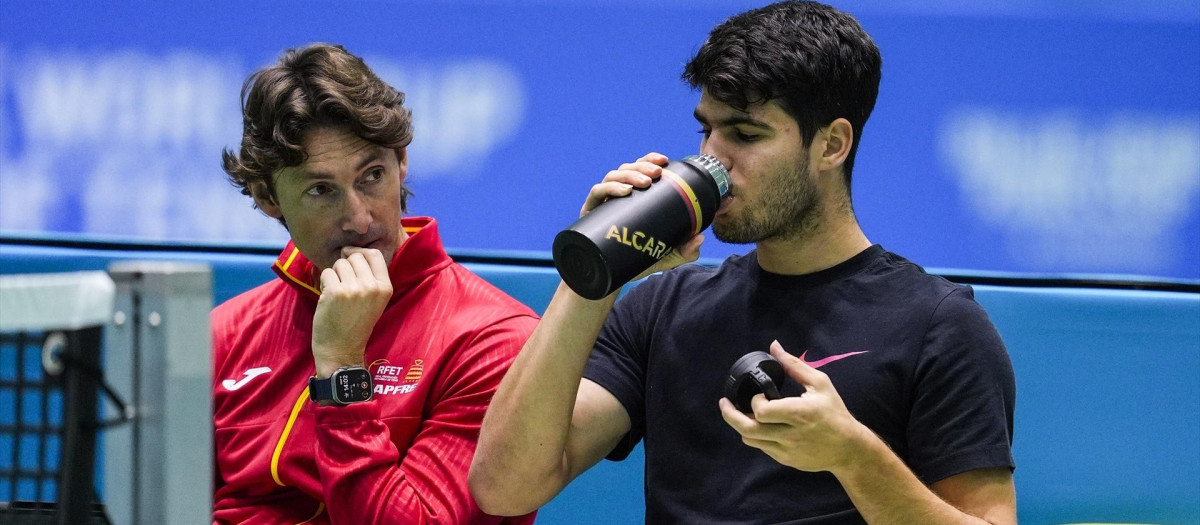 Carlos Alcaraz y Juan Carlos Ferrero, durante un entrenamiento previo a la Copa Davis 2024