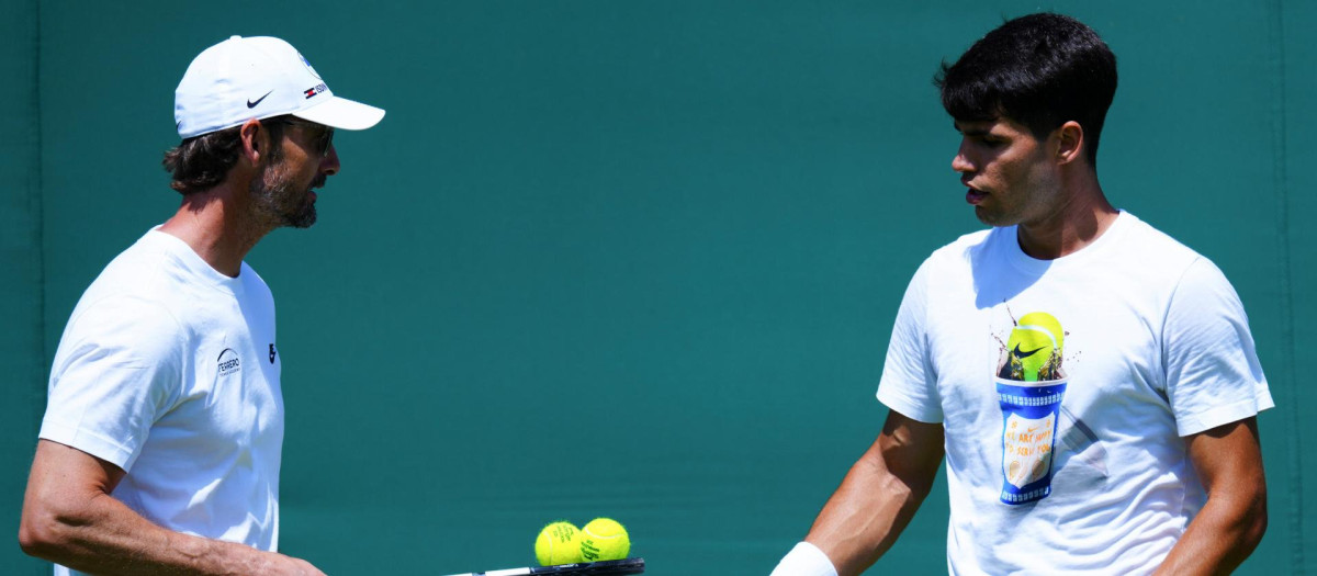 Juan Carlos Ferrero y Carlos Alcaraz, durante un entrenamiento