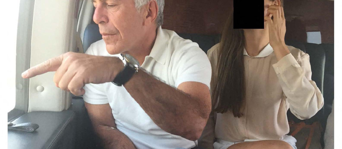 Esta imagen, sin fecha ni ubicación, muestra al difunto delincuente sexual convicto Jeffrey Epstein (izq.) sentado junto a una mujer cuyo rostro ha sido censurado.