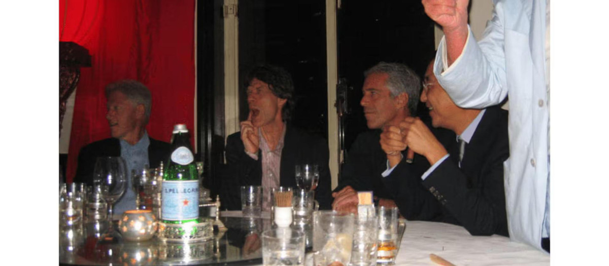 Imagen del pederasta Jeffrey Epstein, junto al cantante Mick Jagger y el expresidente Bill Clinton