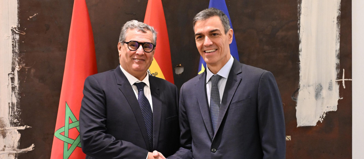 El presidente del Gobierno, Pedro Sánchez (d), y el primer ministro de Marruecos, Aziz Akhannouch en la Moncloa