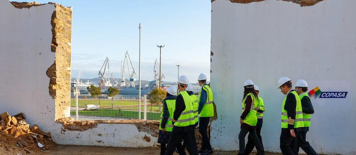 Derribo parcial de la muralla afectada por le proyecto 'Abrir Ferrol al mar', en el Arsenal de Ferrol (La Coruña)