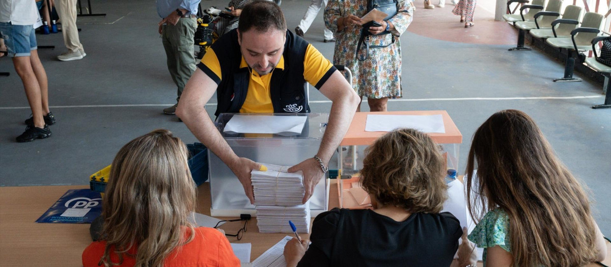 Un cartero llega al colegio electoral con el voto por correo correspondiente durante las elecciones generales de 2023