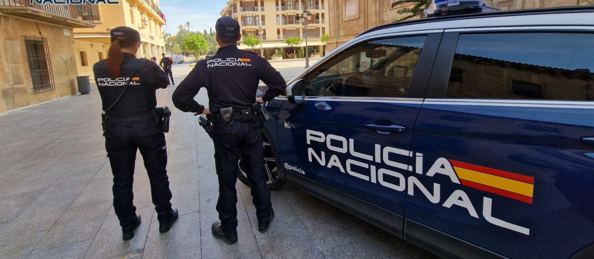 Imagen de archivo de unos agentes de la Policía Nacional en Elche