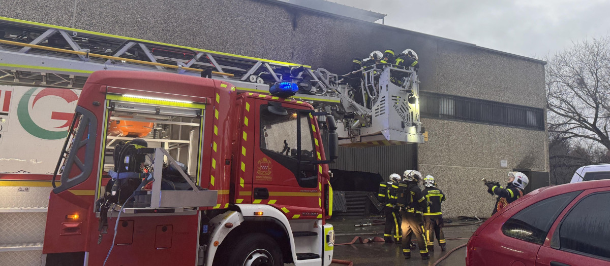 Bomberos de la Comunidad de Madrid

REMITIDA / HANDOUT por EMERGENCIAS 112 COMUNIDAD DE MADRID
Fotografía remitida a medios de comunicación exclusivamente para ilustrar la noticia a la que hace referencia la imagen, y citando la procedencia de la imagen en la firma
21/12/2025