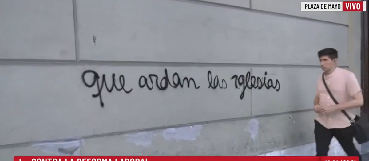 Un transeúnte pasa delante de una de las pintadas