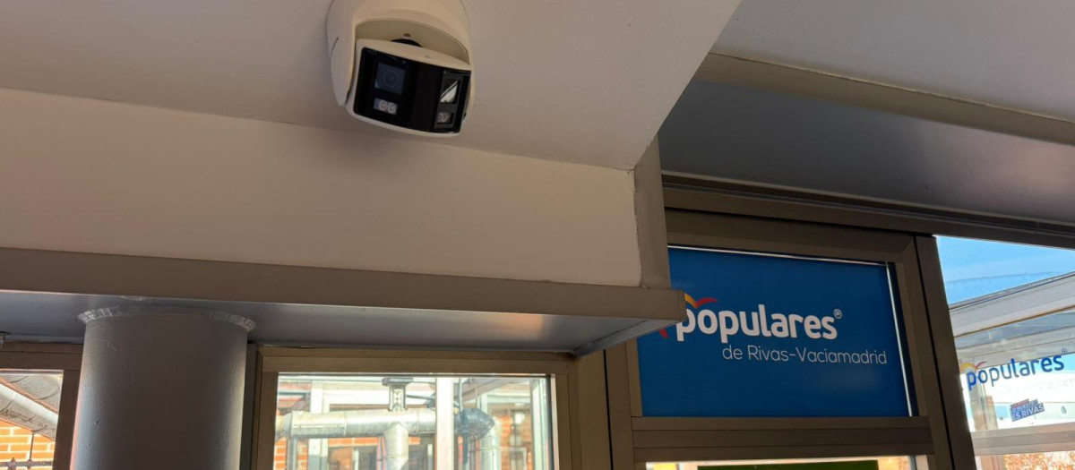 Una de las cámaras que han instalado en los pasillos del Ayuntamiento de Rivas