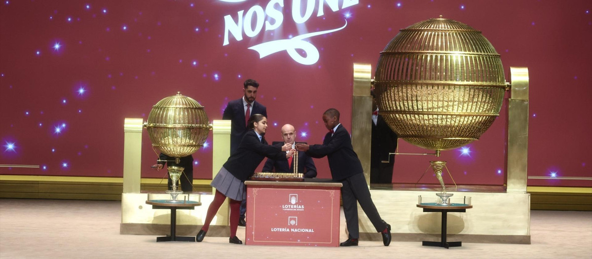 Dos niños del Colegio de San Ildefonso, cantan los números premiados durante la celebración del Sorteo Extraordinario de la Lotería de Navidad 2025, en el Teatro Real, a 22 de diciembre de 2025, en Madrid (España)Europa Press



Eduardo Parra / Europa Press
22/12/2025