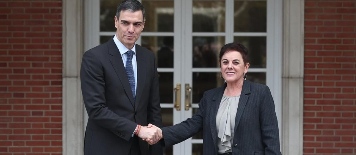 El presidente del Gobierno, Pedro Sánchez, y la portavoz de Bildu en el Congreso, Mertxe Aizpurua, en el Palacio de la Moncloa el pasado marzo