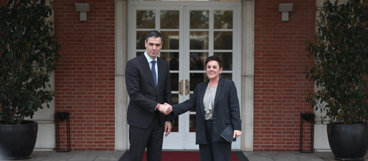 El presidente del Gobierno, Pedro Sánchez, y la portavoz de Bildu en el Congreso, Mertxe Aizpurua, en el Palacio de la Moncloa el pasado marzo