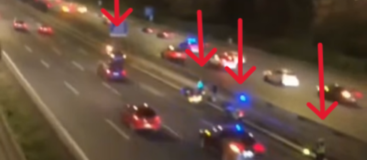 Dos agentes con sus motos se juegan la vida, la baliza no se ve