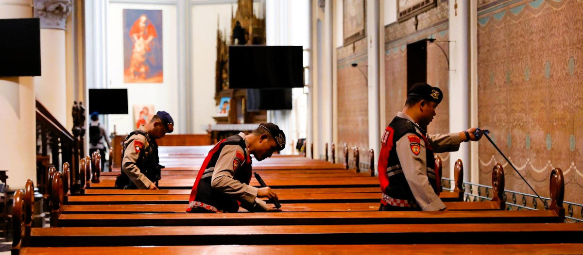 Varios agentes de policía registran la catedral de Yakarta