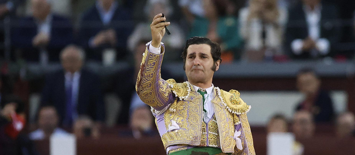El torero español Morante de la Puebla alza su coleta tras cortársela y anunciar así su retirada sorpresa del toreo durante la Feria de Otoño en la plaza de toros de Las Ventas, en Madrid, el 12 de octubre de 2025.