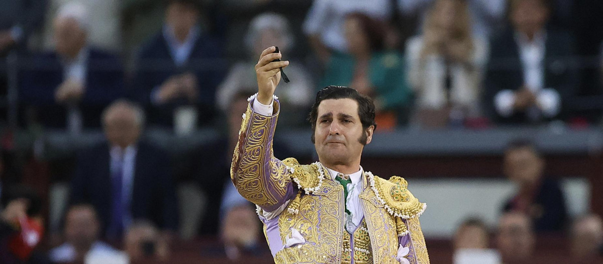 El torero español Morante de la Puebla alza su coleta tras cortársela y anunciar así su retirada sorpresa del toreo durante la Feria de Otoño en la plaza de toros de Las Ventas, en Madrid, el 12 de octubre de 2025.