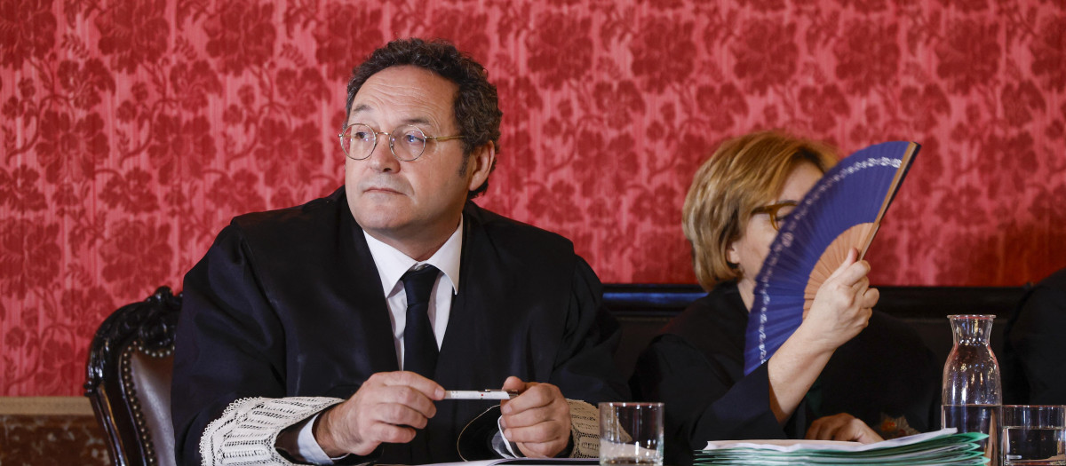 El fiscal general del Estado español, Álvaro García Ortiz (izda.), flanqueado por su abogada Consuelo Castro, observa durante su juicio por una presunta violación del secreto judicial, en el Tribunal Supremo de Madrid, el 3 de noviembre de 2025.