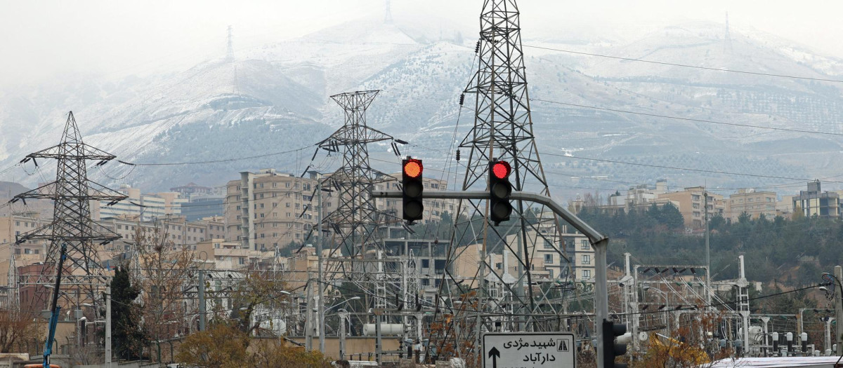 Vista general de las montañas nevadas que rodean Teherán, Irán