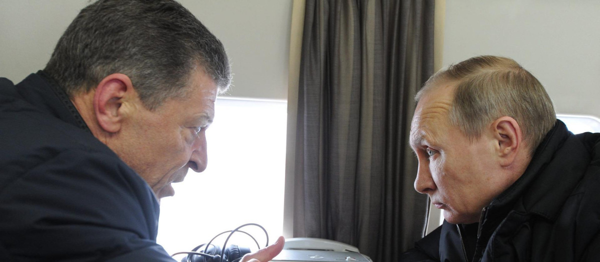 - El presidente ruso, Vladímir Putin (dcha), conversa con el viceprimer ministro ruso, Dmitri Kozak, mientras sobrevuelan el puente sobre el estrecho de Kerch, Rusia, hoy, 18 de marzo de 2016.