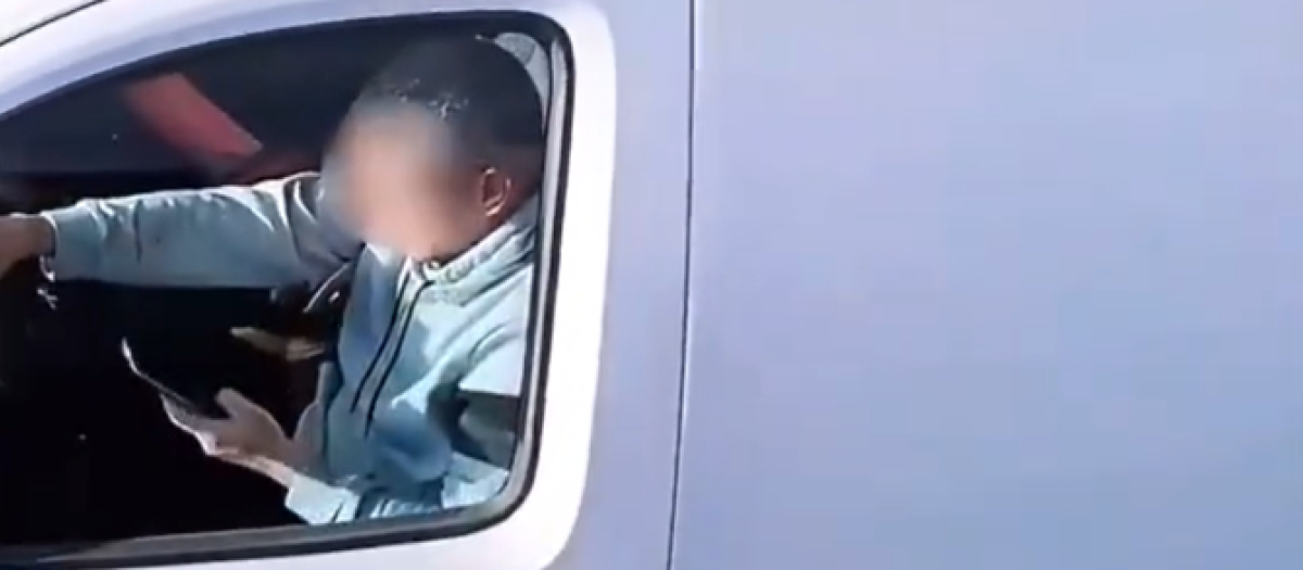 Imagen de un conductor pillado por un camión