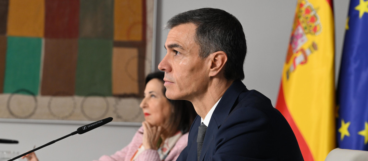 Pedro Sánchez y Margarita Robles, en videoconferencia con las tropas en el exterior