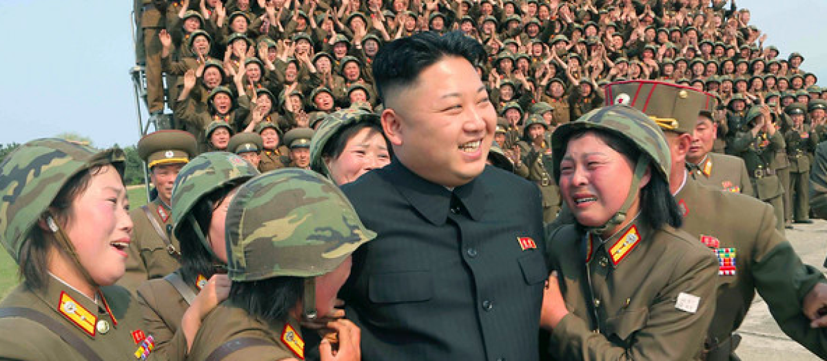 Kim Jong-un asediado por soldados mujeres de su ejército