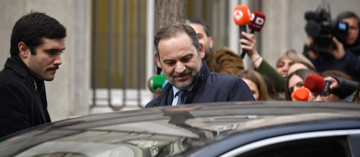 El ex ministro de Transportes José Luis Ábalos (c) sale de declarar al Tribunal Supremo, a 20 de febrero de 2025, en Madrid (España). Ábalos está citado para que declare como imputado en el Tribunal Supremo (TS) por la presunta adjudicación de contratos públicos al empresario Víctor de Aldama y sus socios a cambio de comisiones, tras lo cual, el instructor del 'caso Koldo' en el TS ya ha avisado de que este mismo día valorará la imposición de medidas cautelares contra el que fuera 'número tres' del PSOE.

Fernando Sánchez / Europa Press
20 FEBRERO 2025;ÁBALOS
20/2/2025