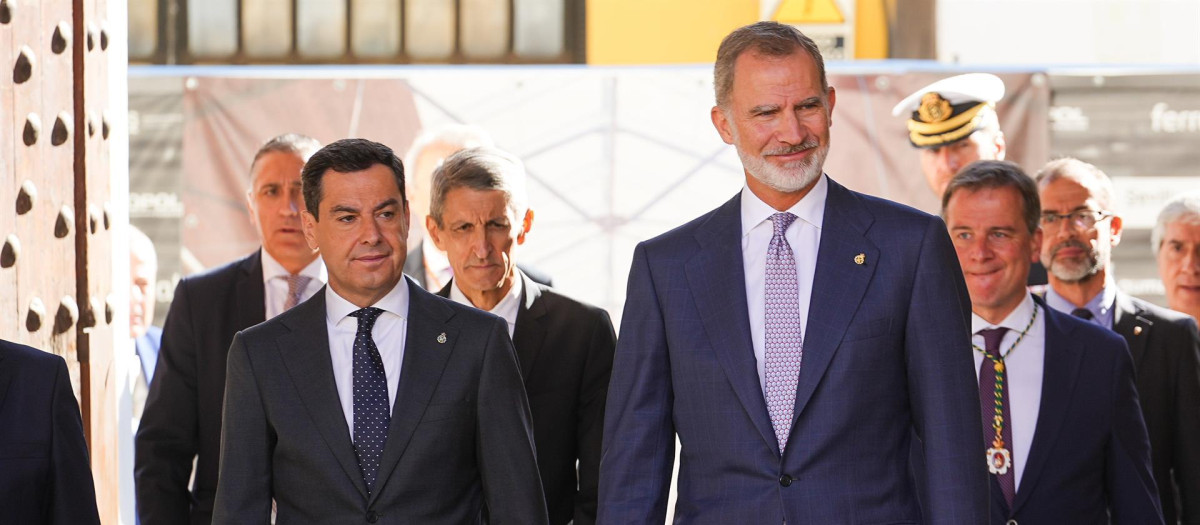 El presidente de la Junta de Andalucía, Juanma Moreno, junto al Rey