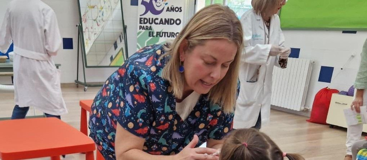 Una enfermera con una niña que ha recibido la vacuna de la gripe

REMITIDA / HANDOUT por GOBIERNO DE ARAGÓN
Fotografía remitida a medios de comunicación exclusivamente para ilustrar la noticia a la que hace referencia la imagen, y citando la procedencia de la imagen en la firma
16/10/2025